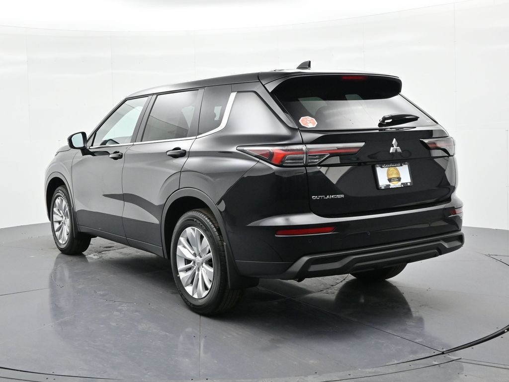 Mitsubishi Outlander Vehicle Full-screen Gallery Image 8