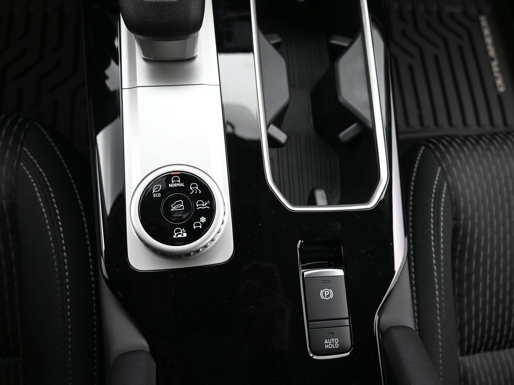 Mitsubishi Outlander Vehicle Full-screen Gallery Image 12