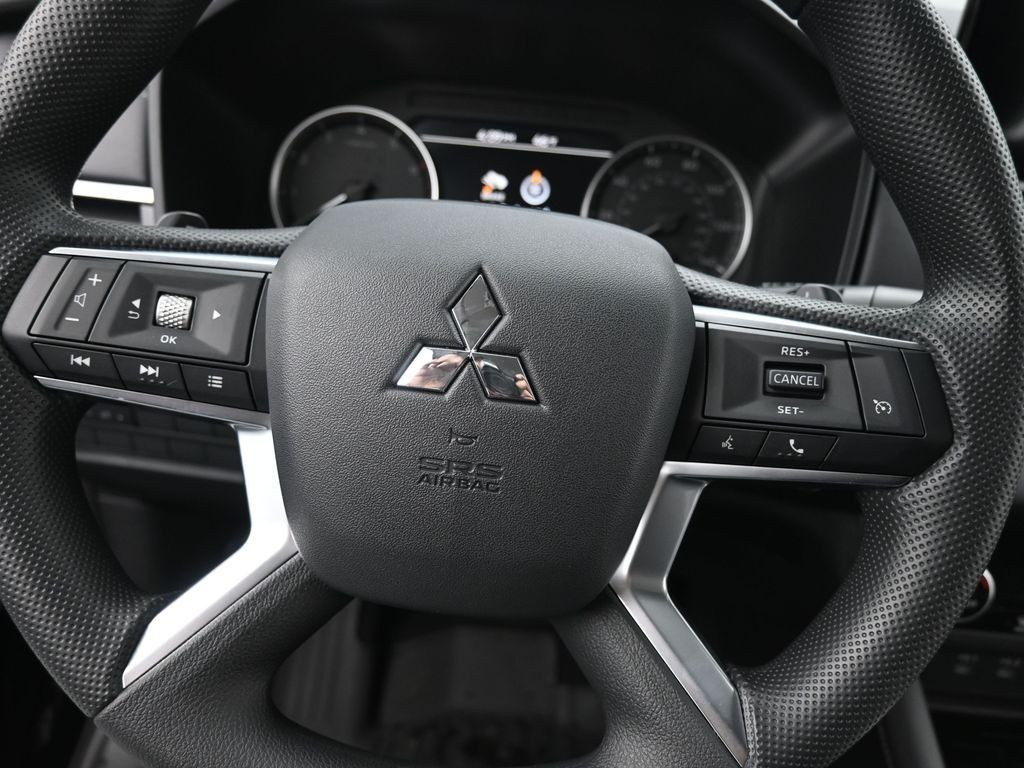 Mitsubishi Outlander Vehicle Full-screen Gallery Image 13