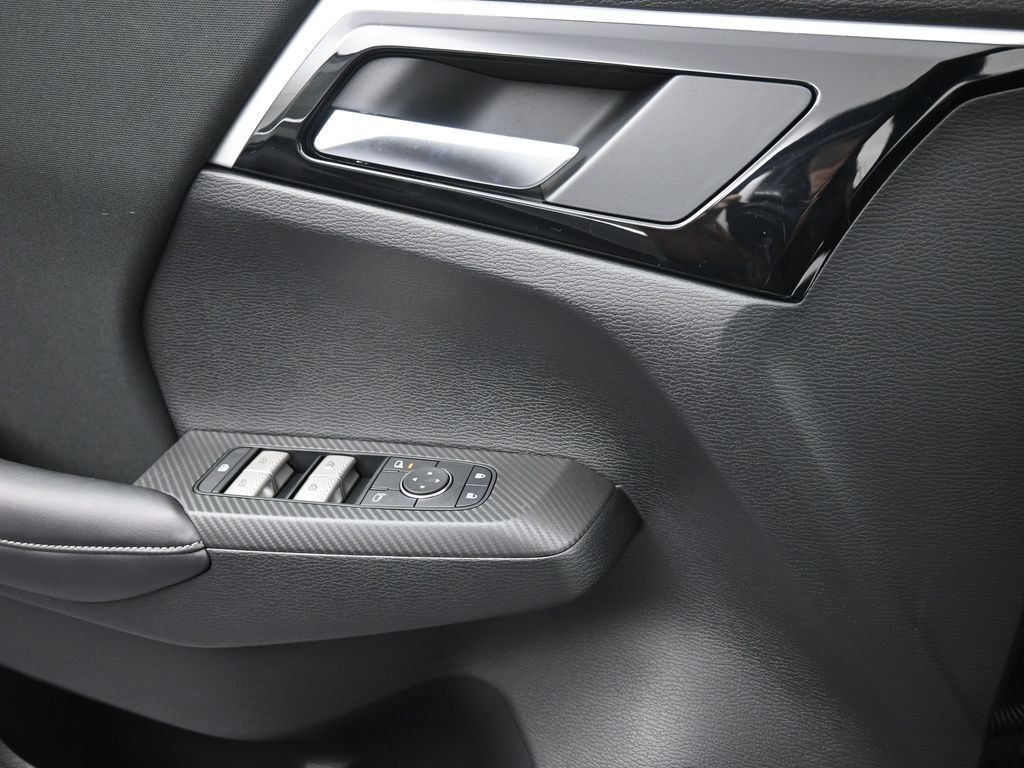 Mitsubishi Outlander Vehicle Full-screen Gallery Image 14