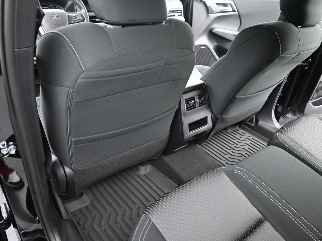 Mitsubishi Outlander Vehicle Full-screen Gallery Image 16