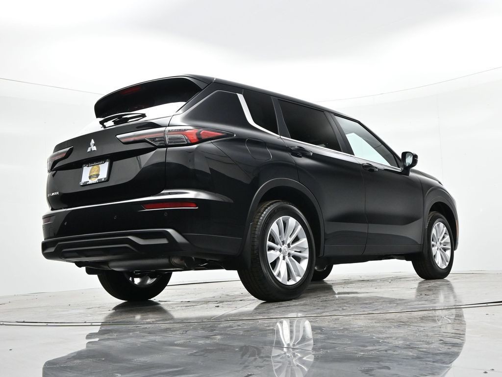 Mitsubishi Outlander Vehicle Full-screen Gallery Image 23