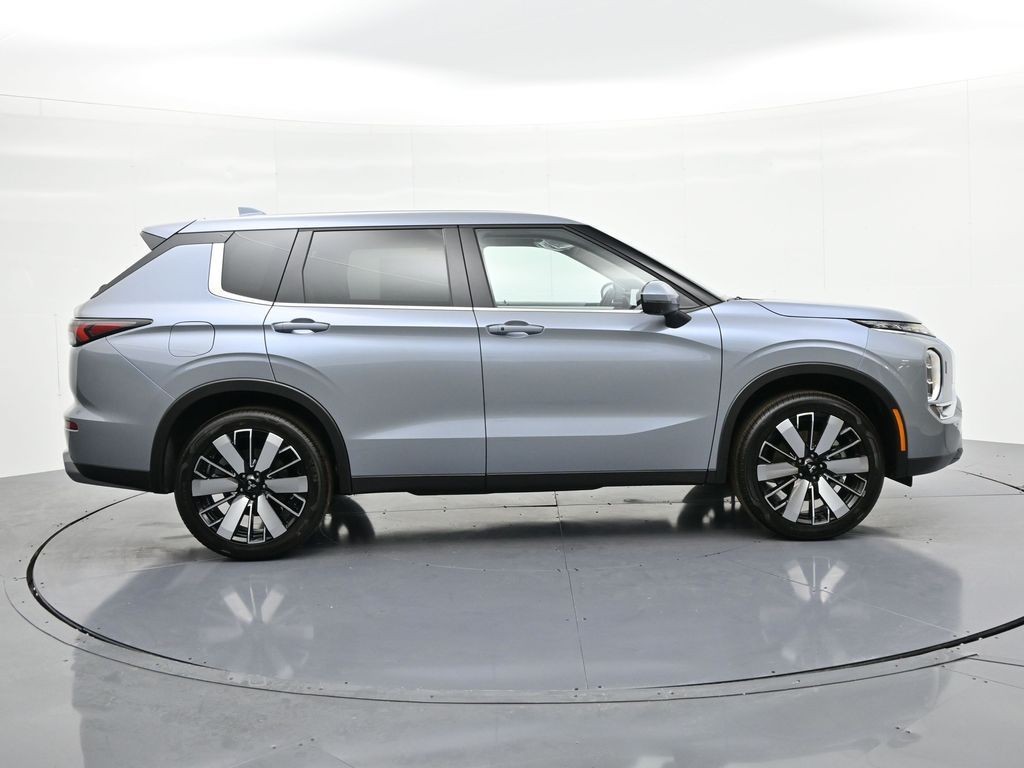 Mitsubishi Outlander Vehicle Full-screen Gallery Image 5