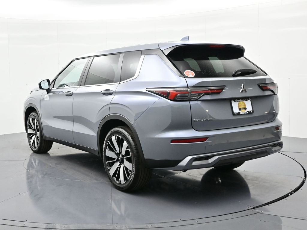 Mitsubishi Outlander Vehicle Full-screen Gallery Image 8