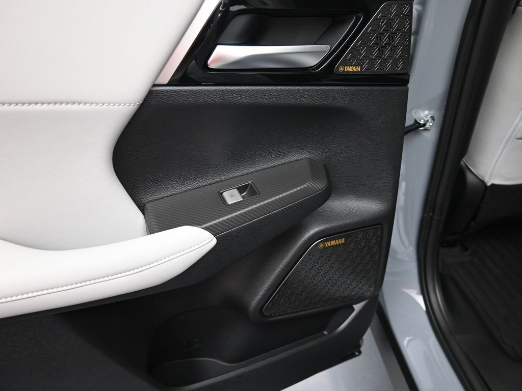 Mitsubishi Outlander Vehicle Full-screen Gallery Image 11