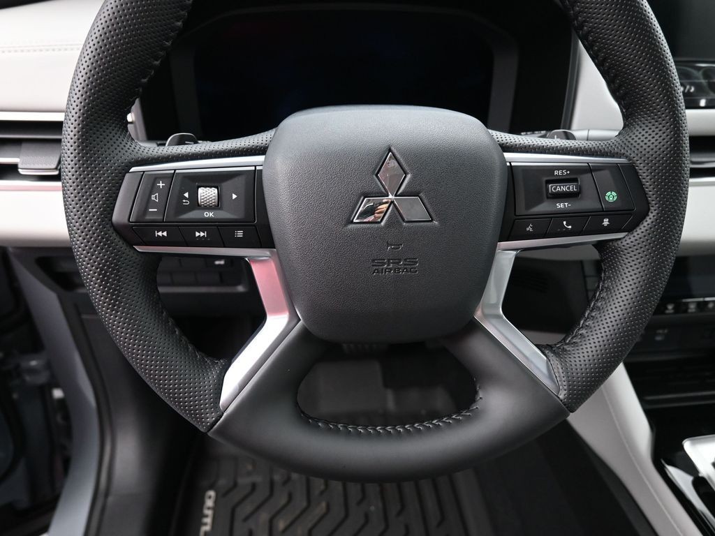 Mitsubishi Outlander Vehicle Full-screen Gallery Image 12
