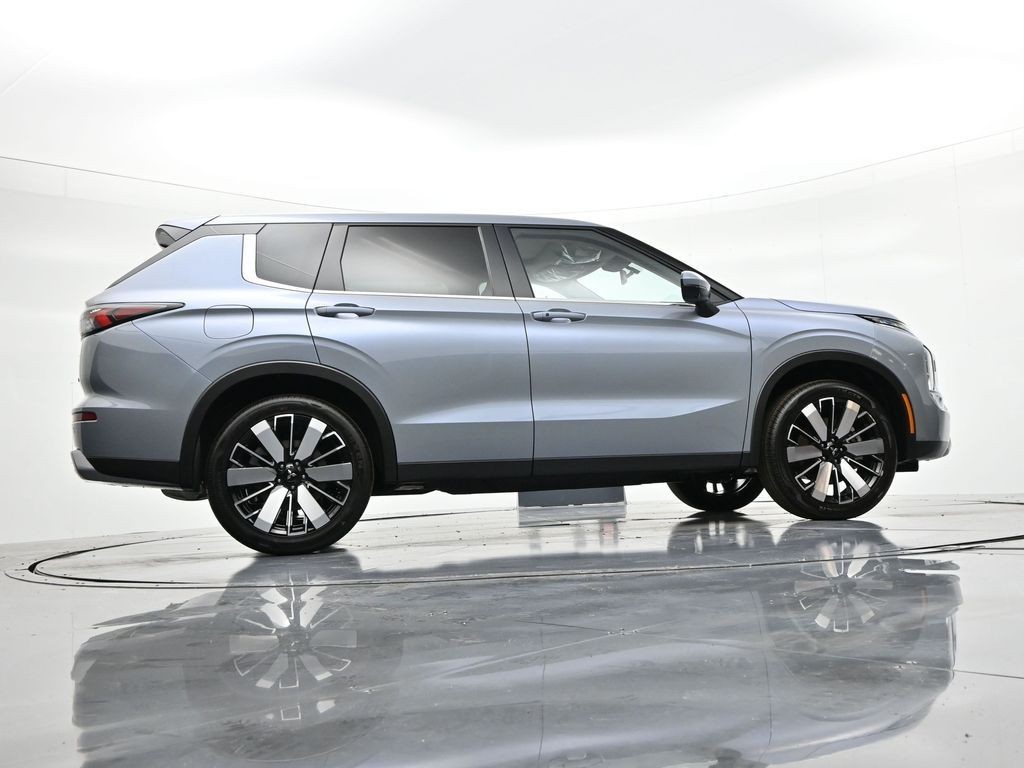 Mitsubishi Outlander Vehicle Full-screen Gallery Image 22