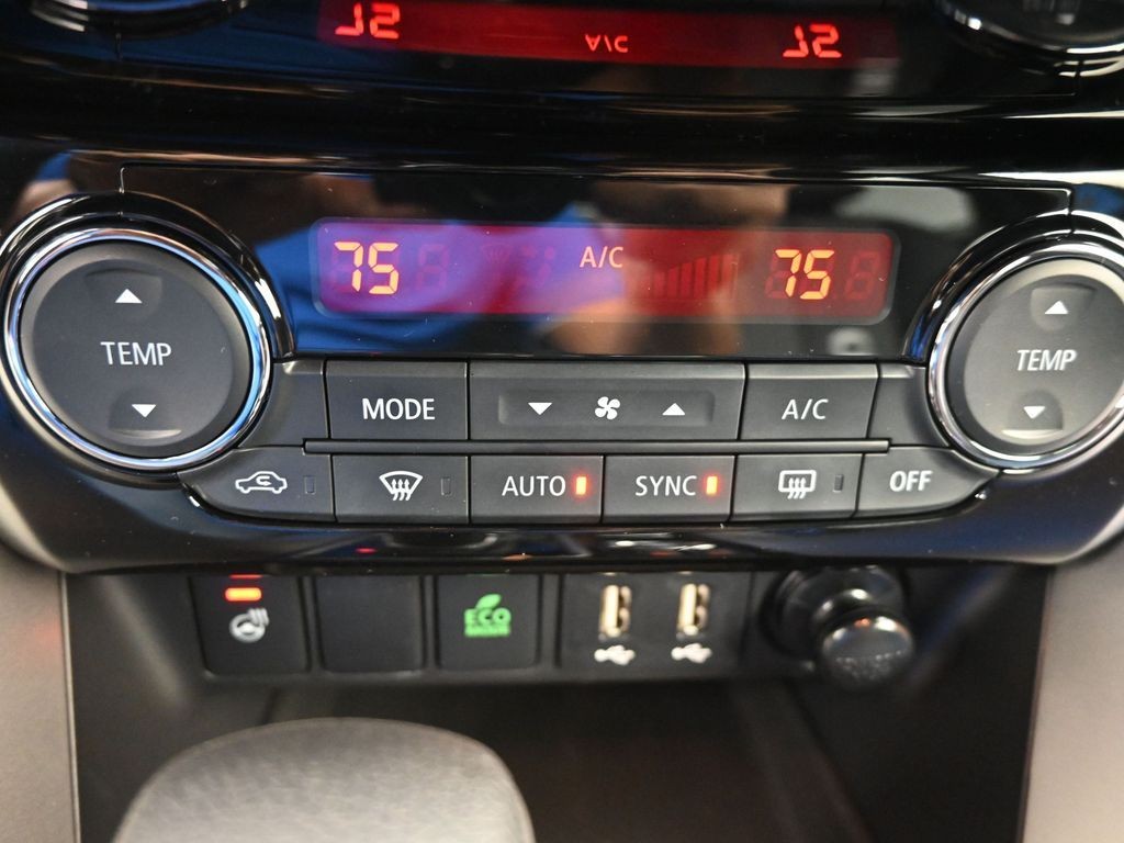 Mitsubishi Eclipse Cross Vehicle Full-screen Gallery Image 11