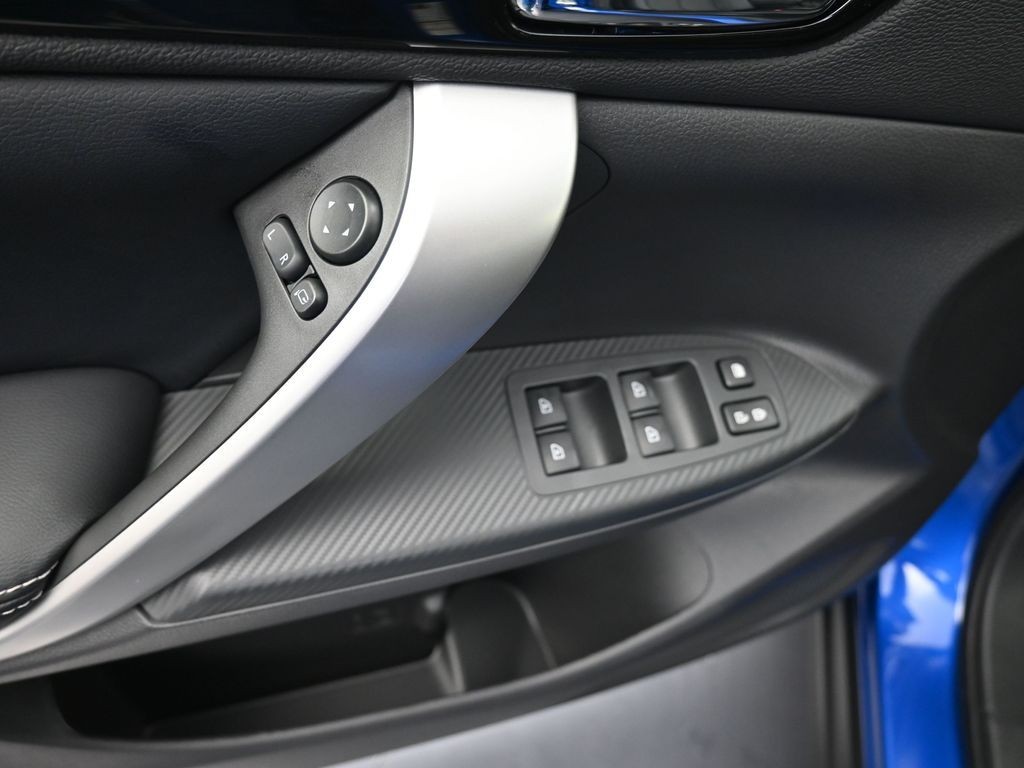 Mitsubishi Eclipse Cross Vehicle Full-screen Gallery Image 16