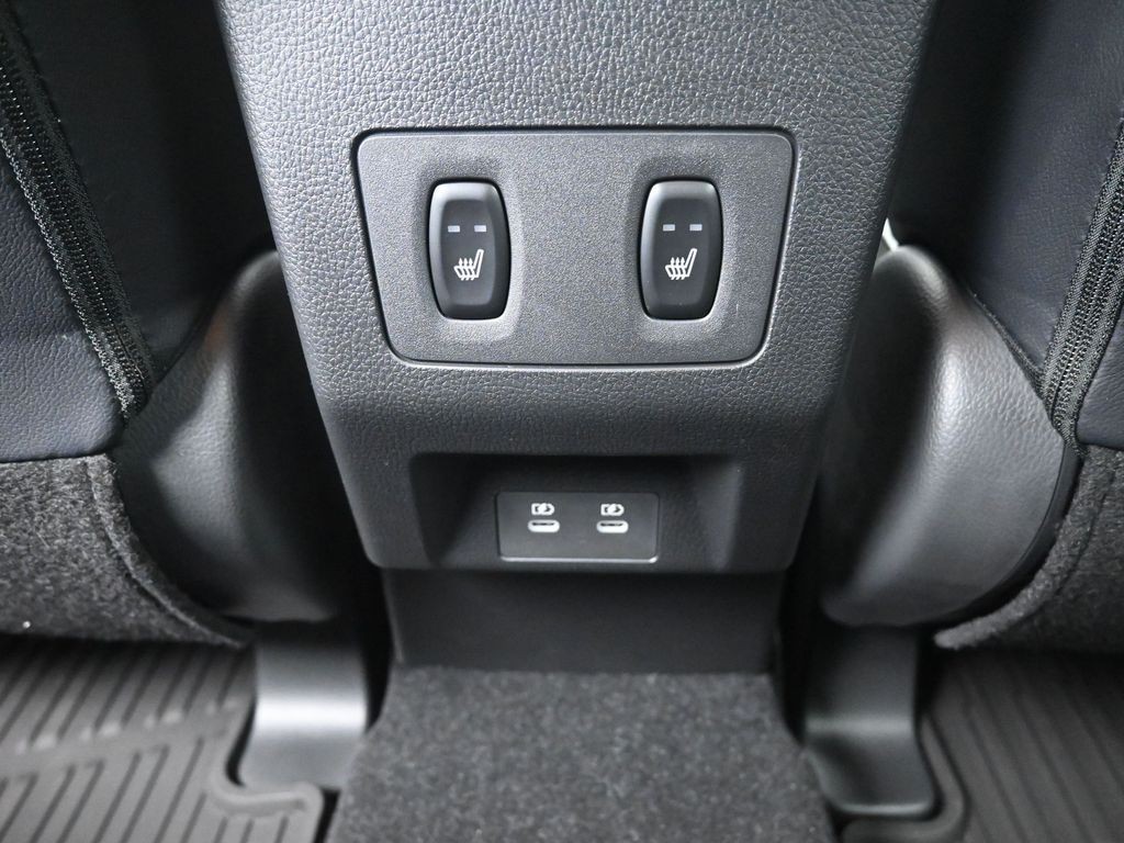 Mitsubishi Eclipse Cross Vehicle Full-screen Gallery Image 17