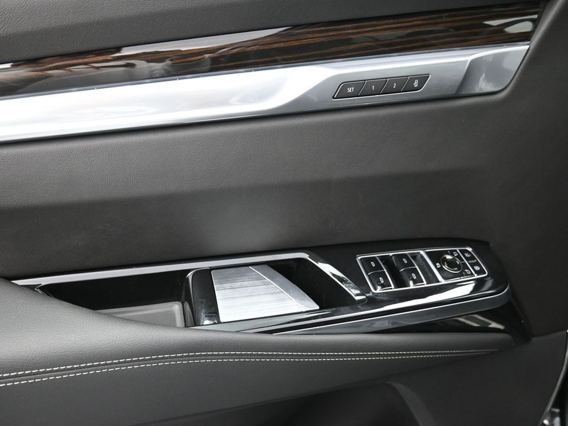 Cadillac Escalade Vehicle Full-screen Gallery Image 10