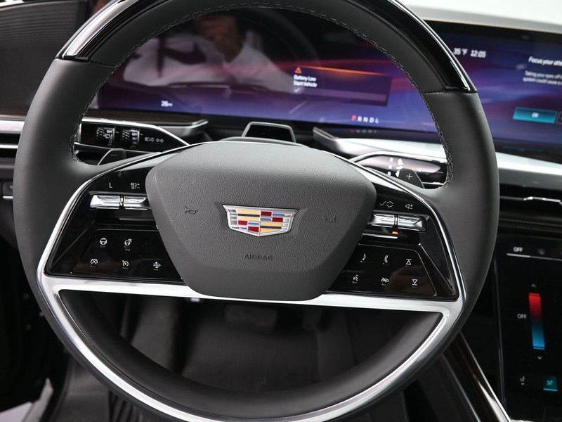 Cadillac Escalade Vehicle Full-screen Gallery Image 11