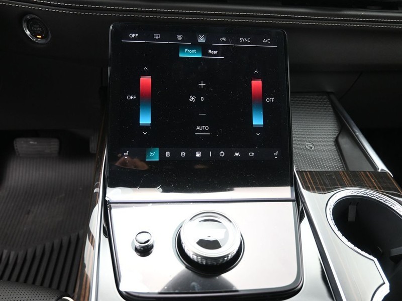 Cadillac Escalade Vehicle Full-screen Gallery Image 12