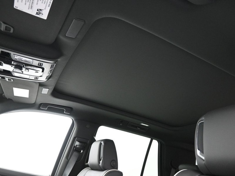 Cadillac Escalade Vehicle Full-screen Gallery Image 16