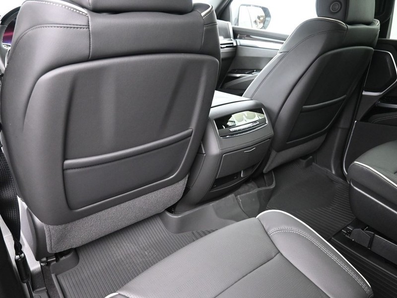 Cadillac Escalade Vehicle Full-screen Gallery Image 17