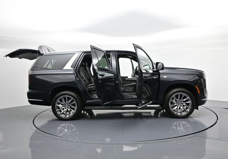 Cadillac Escalade Vehicle Full-screen Gallery Image 26
