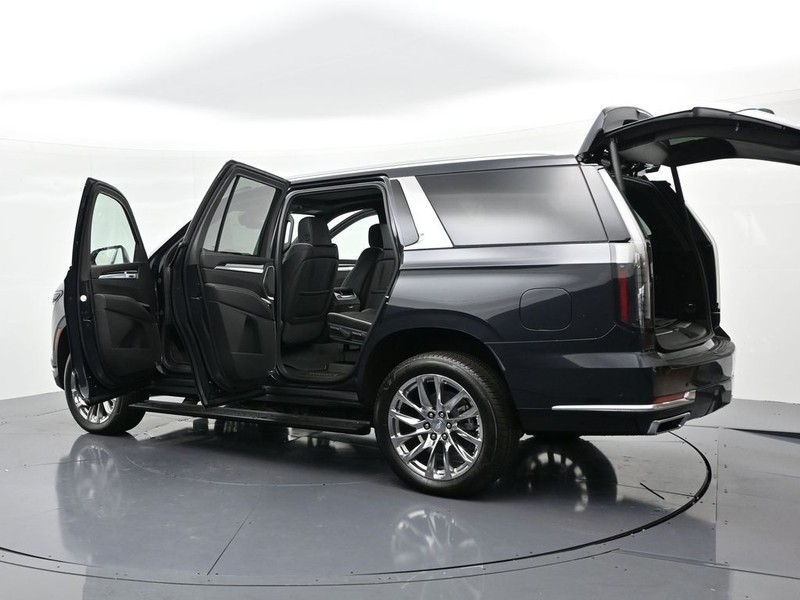 Cadillac Escalade Vehicle Full-screen Gallery Image 27