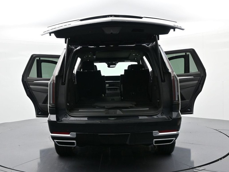 Cadillac Escalade Vehicle Full-screen Gallery Image 29