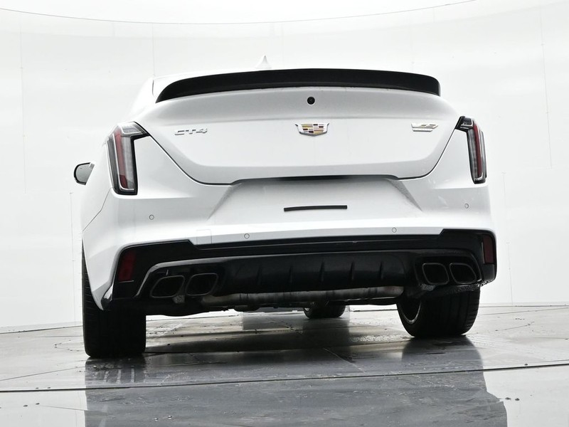 Cadillac CT4-V Vehicle Full-screen Gallery Image 18