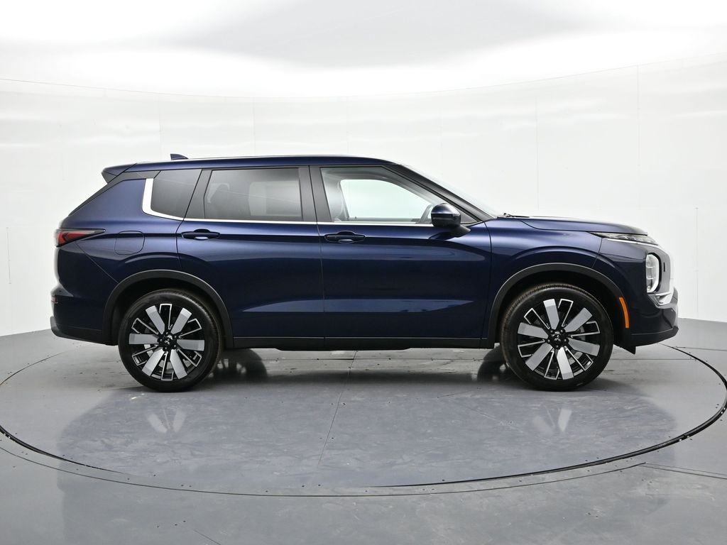 Mitsubishi Outlander Vehicle Full-screen Gallery Image 4