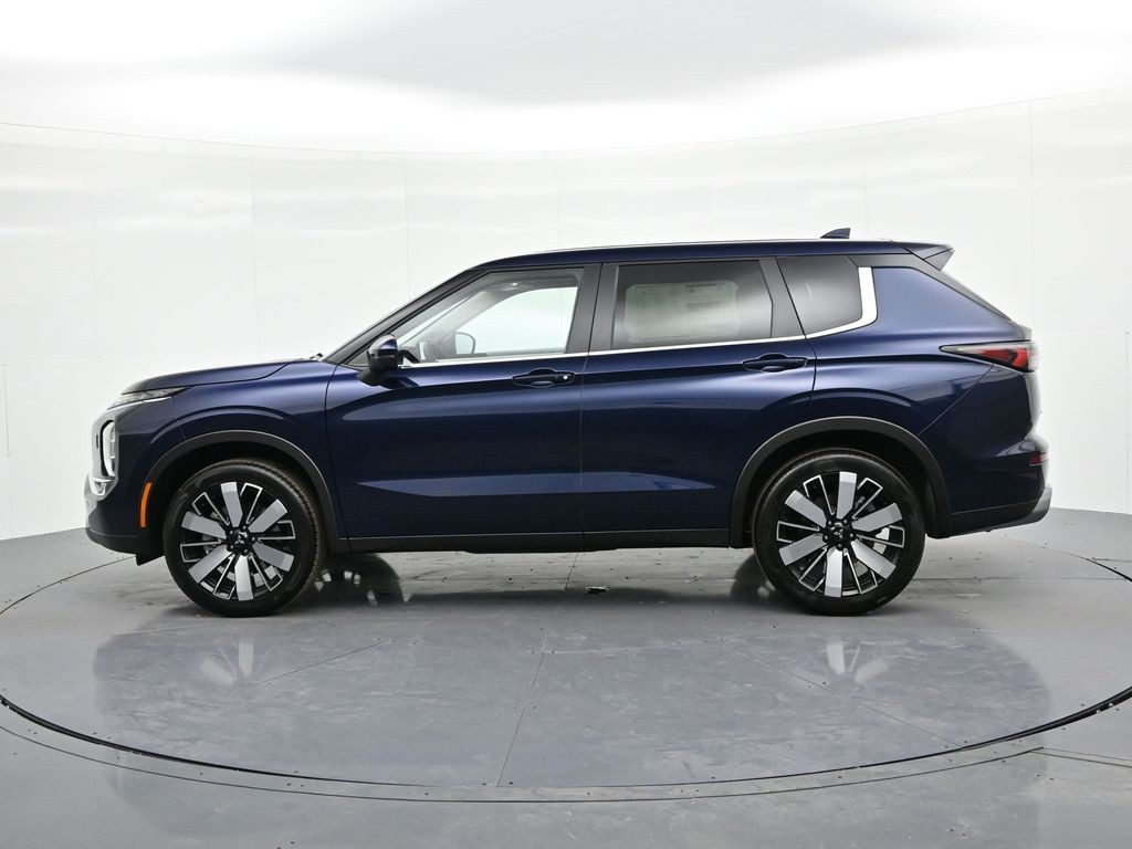Mitsubishi Outlander Vehicle Full-screen Gallery Image 8