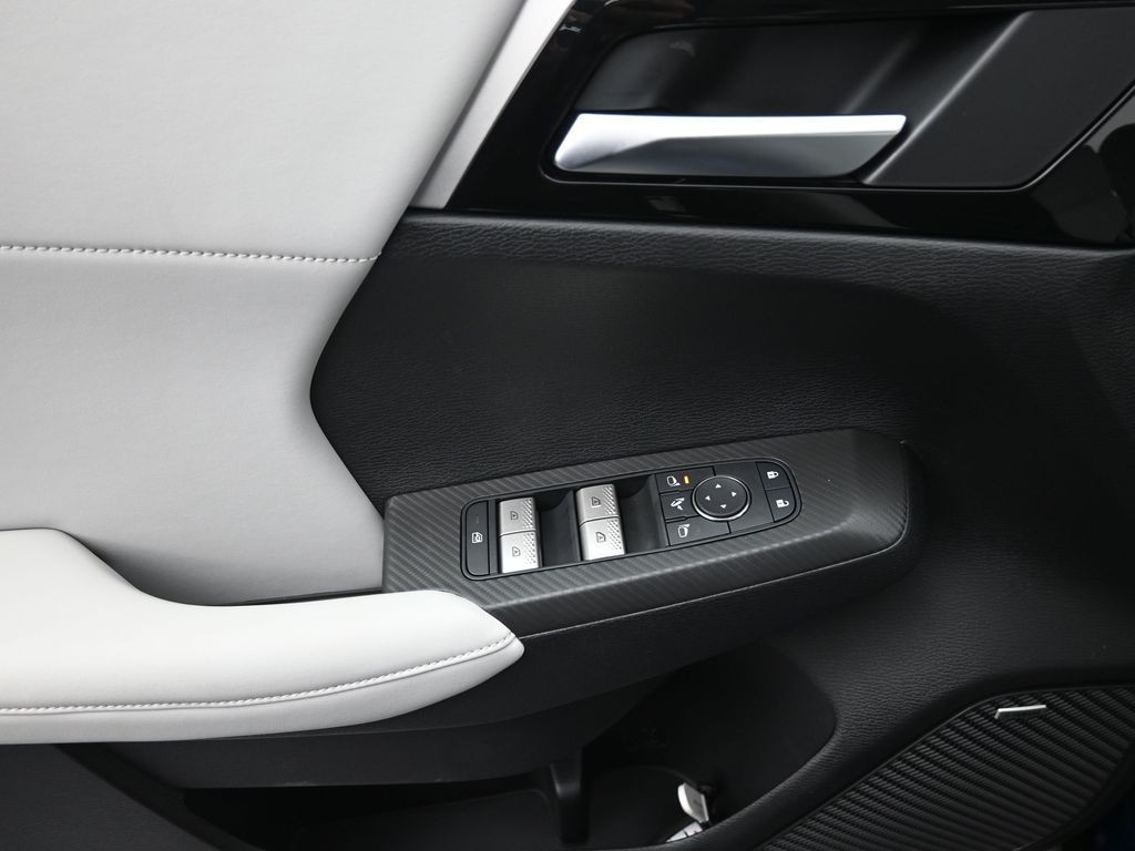 Mitsubishi Outlander Vehicle Full-screen Gallery Image 9