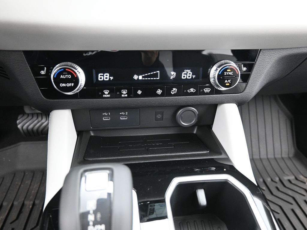 Mitsubishi Outlander Vehicle Full-screen Gallery Image 11