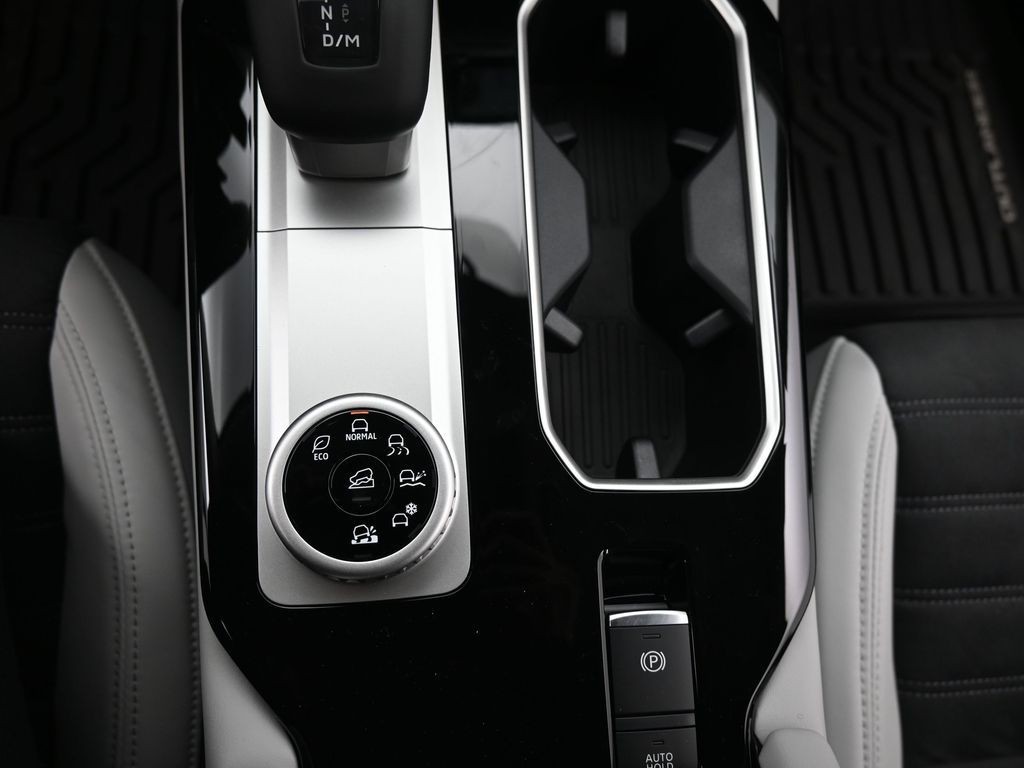 Mitsubishi Outlander Vehicle Full-screen Gallery Image 12