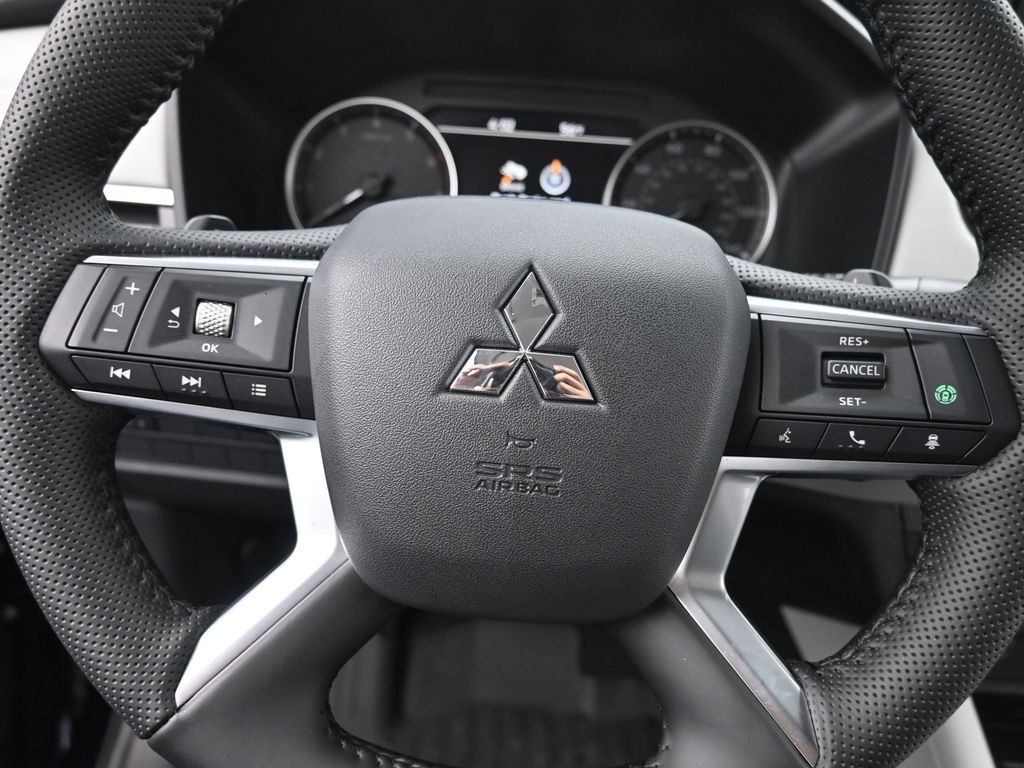 Mitsubishi Outlander Vehicle Full-screen Gallery Image 13