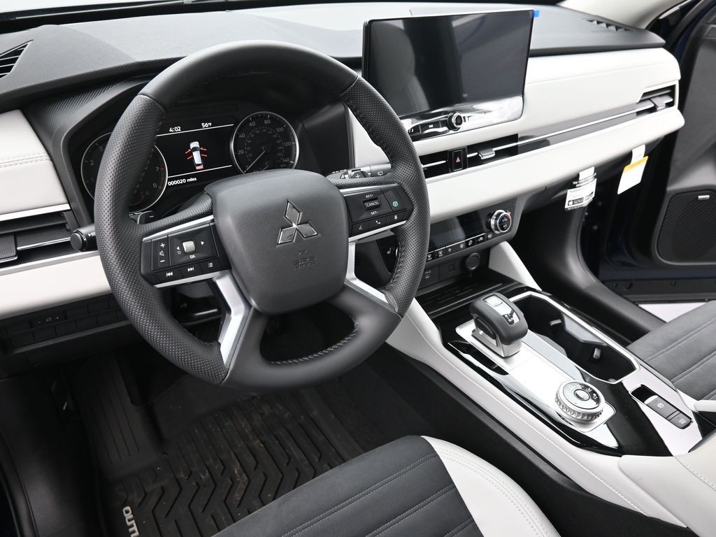 Mitsubishi Outlander Vehicle Full-screen Gallery Image 14