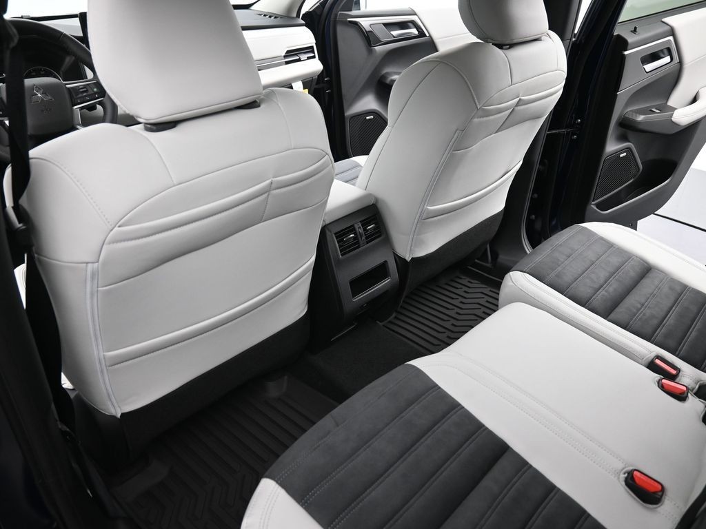 Mitsubishi Outlander Vehicle Full-screen Gallery Image 15
