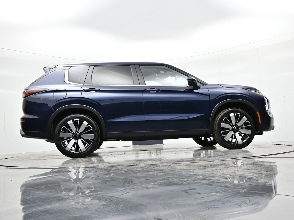 Mitsubishi Outlander Vehicle Full-screen Gallery Image 23