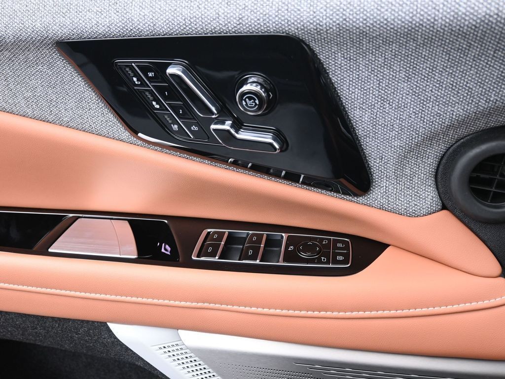 Cadillac OPTIQ Vehicle Full-screen Gallery Image 11