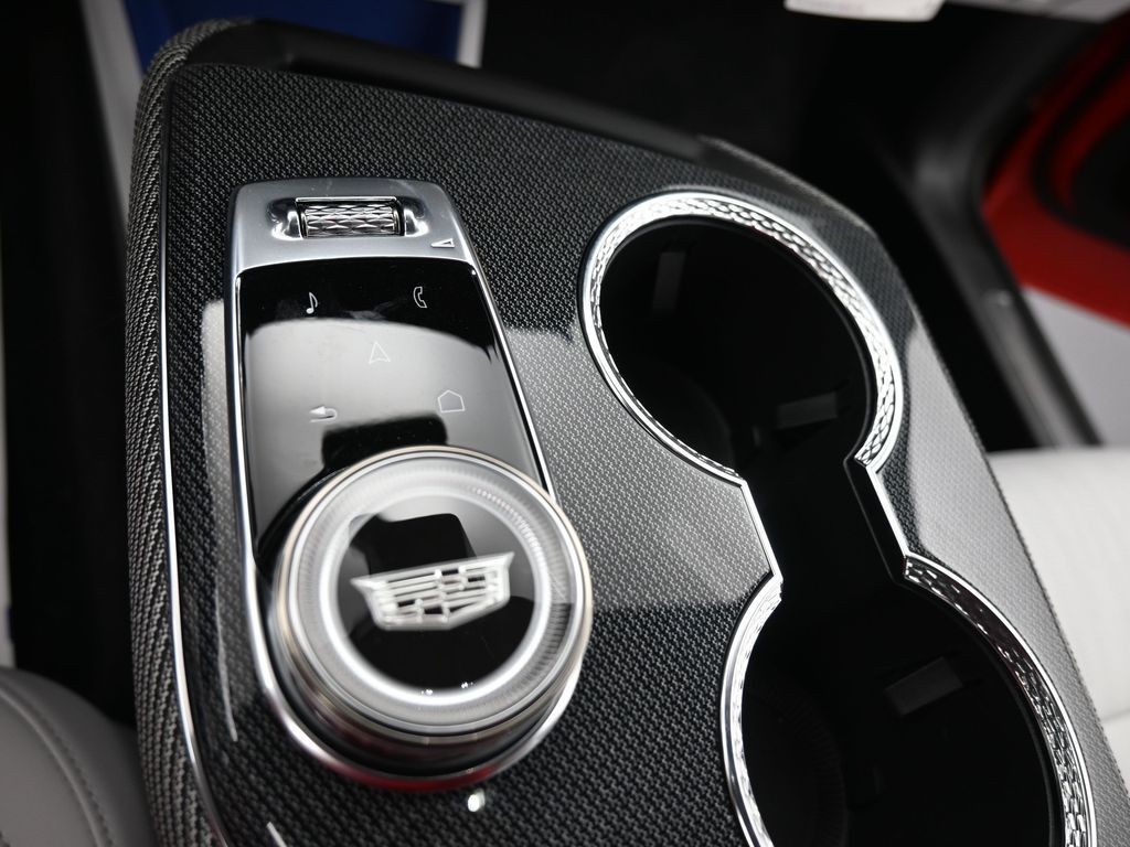 Cadillac OPTIQ Vehicle Full-screen Gallery Image 12
