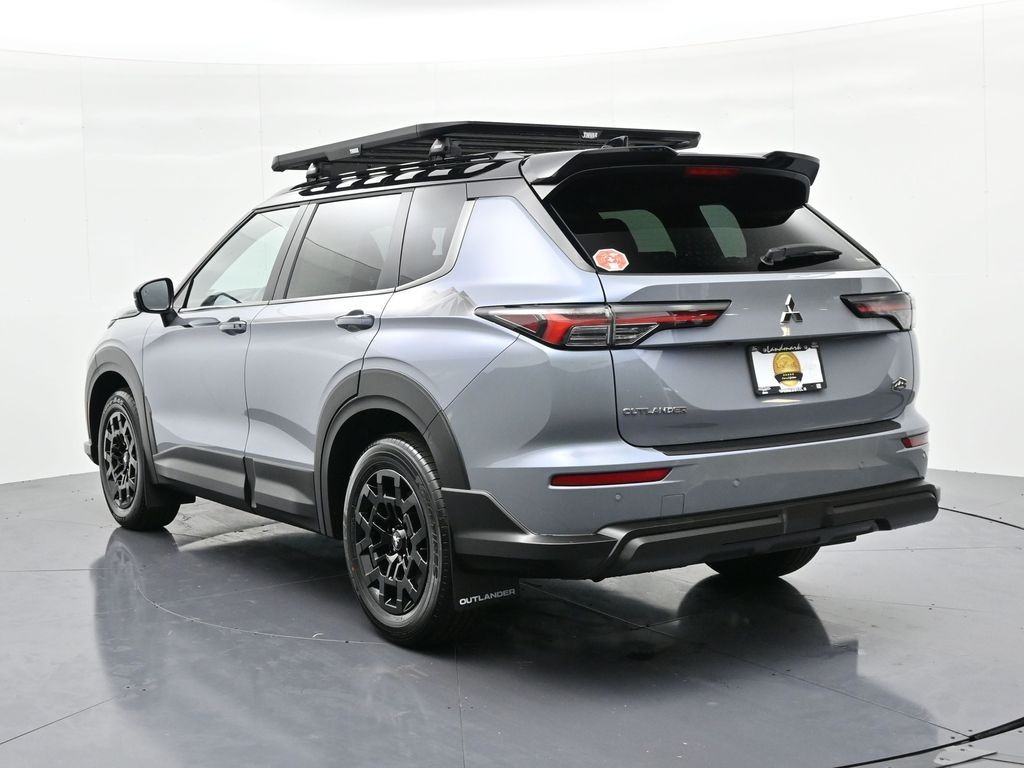 Mitsubishi Outlander Vehicle Full-screen Gallery Image 8