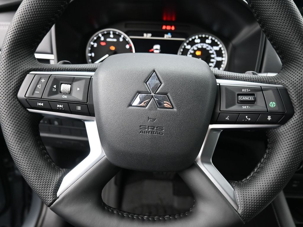 Mitsubishi Outlander Vehicle Full-screen Gallery Image 11