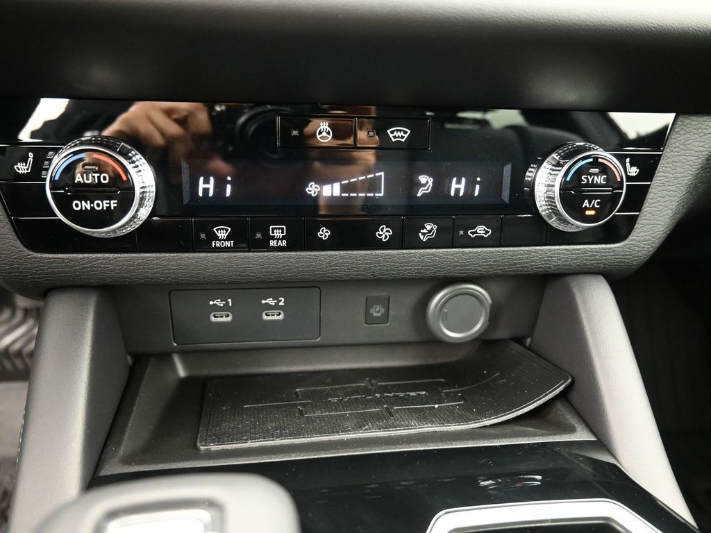 Mitsubishi Outlander Vehicle Full-screen Gallery Image 13