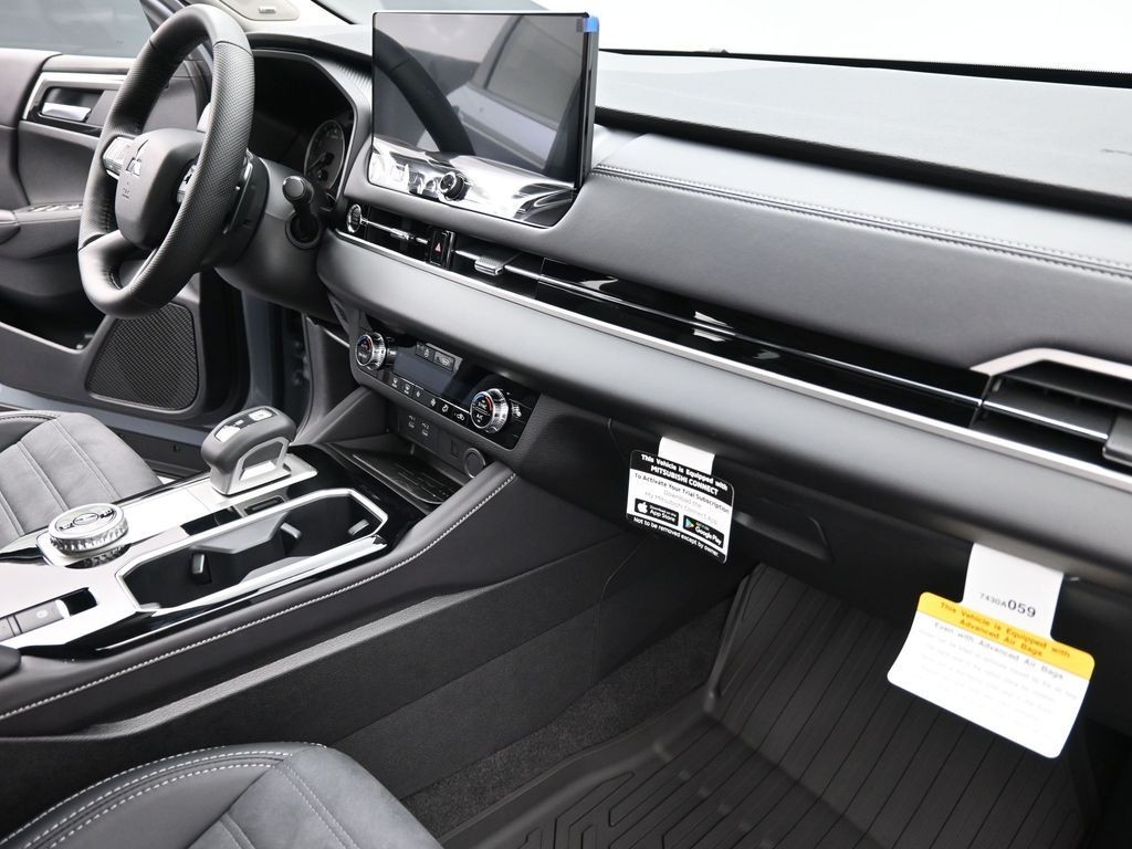 Mitsubishi Outlander Vehicle Full-screen Gallery Image 16