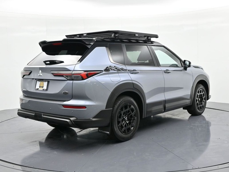 Mitsubishi Outlander Vehicle Full-screen Gallery Image 6