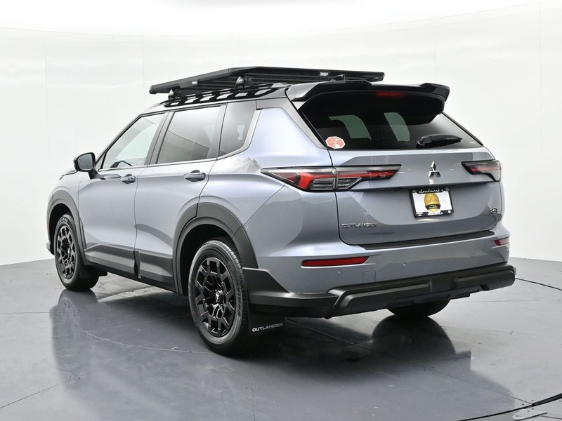 Mitsubishi Outlander Vehicle Full-screen Gallery Image 8
