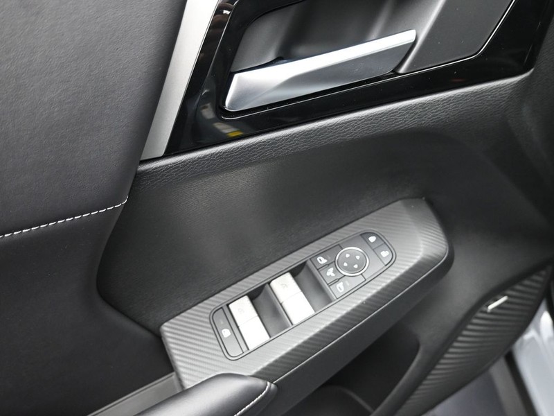 Mitsubishi Outlander Vehicle Full-screen Gallery Image 10