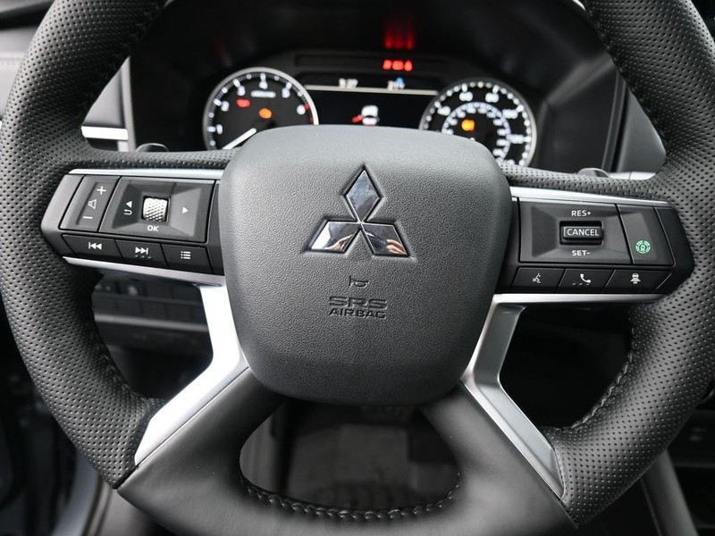Mitsubishi Outlander Vehicle Full-screen Gallery Image 11