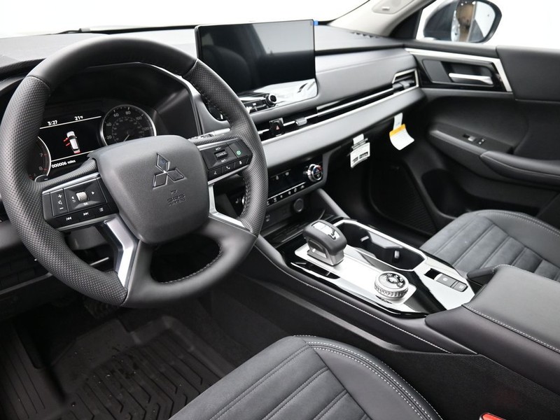 Mitsubishi Outlander Vehicle Full-screen Gallery Image 15