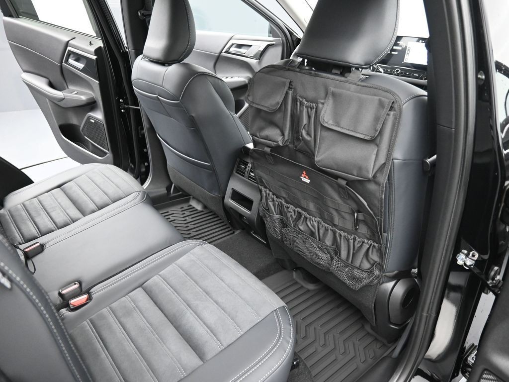 Mitsubishi Outlander Vehicle Full-screen Gallery Image 11