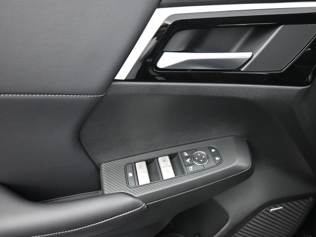 Mitsubishi Outlander Vehicle Full-screen Gallery Image 12