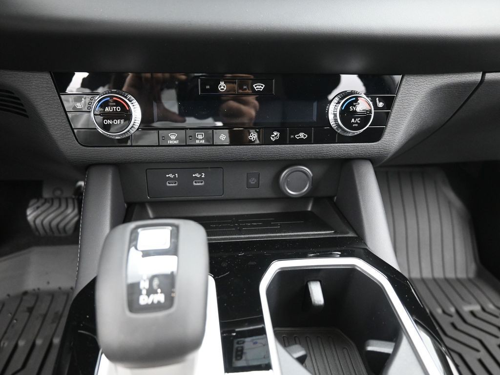Mitsubishi Outlander Vehicle Full-screen Gallery Image 15