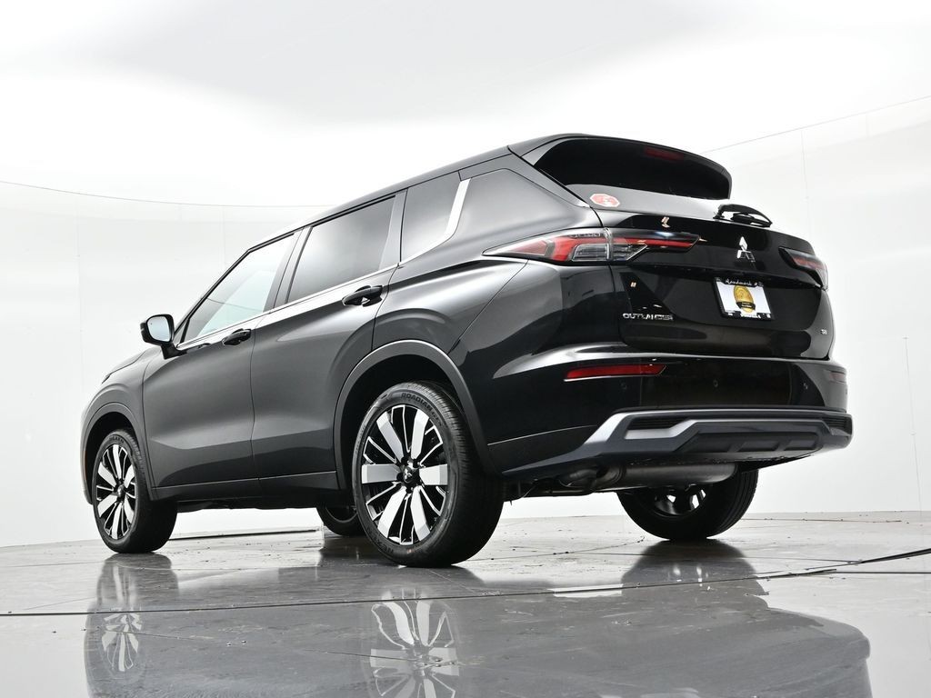 Mitsubishi Outlander Vehicle Full-screen Gallery Image 17