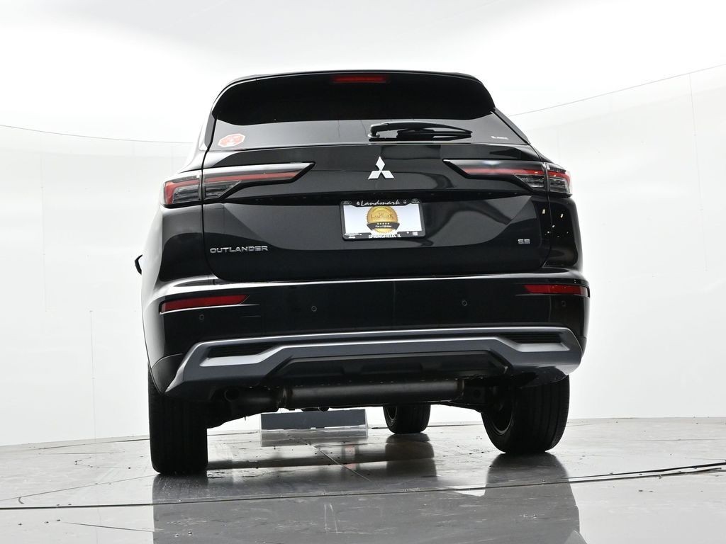 Mitsubishi Outlander Vehicle Full-screen Gallery Image 18