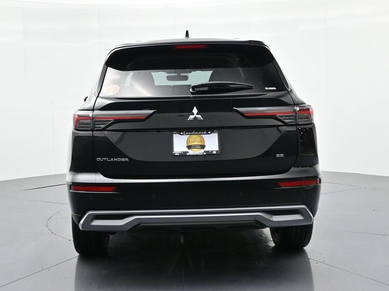 Mitsubishi Outlander Vehicle Full-screen Gallery Image 7