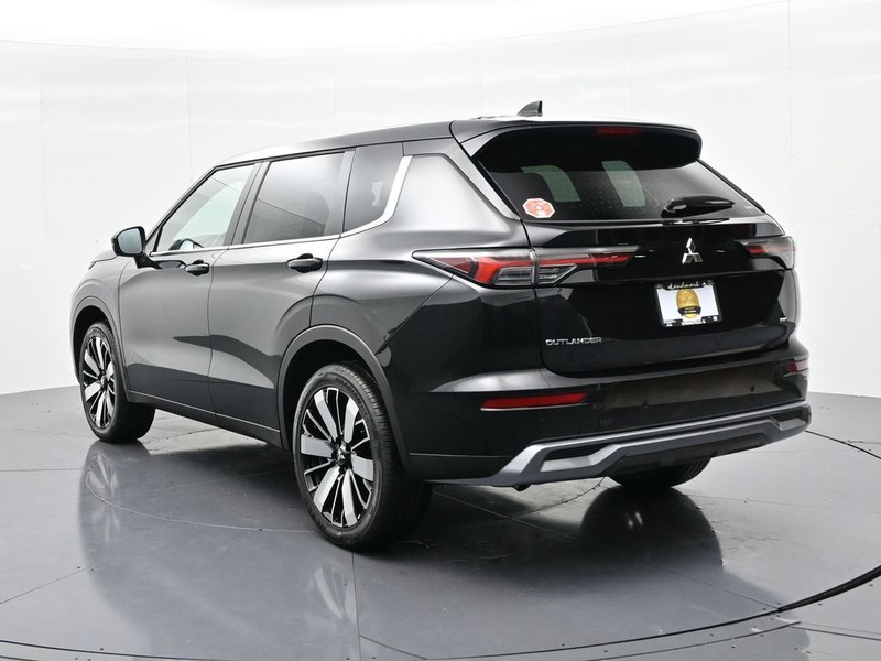 Mitsubishi Outlander Vehicle Full-screen Gallery Image 8